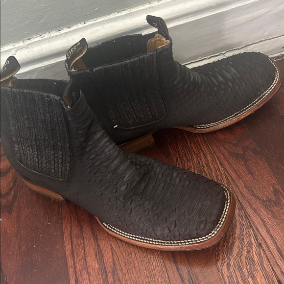 Men's Black Textured Leather Boots